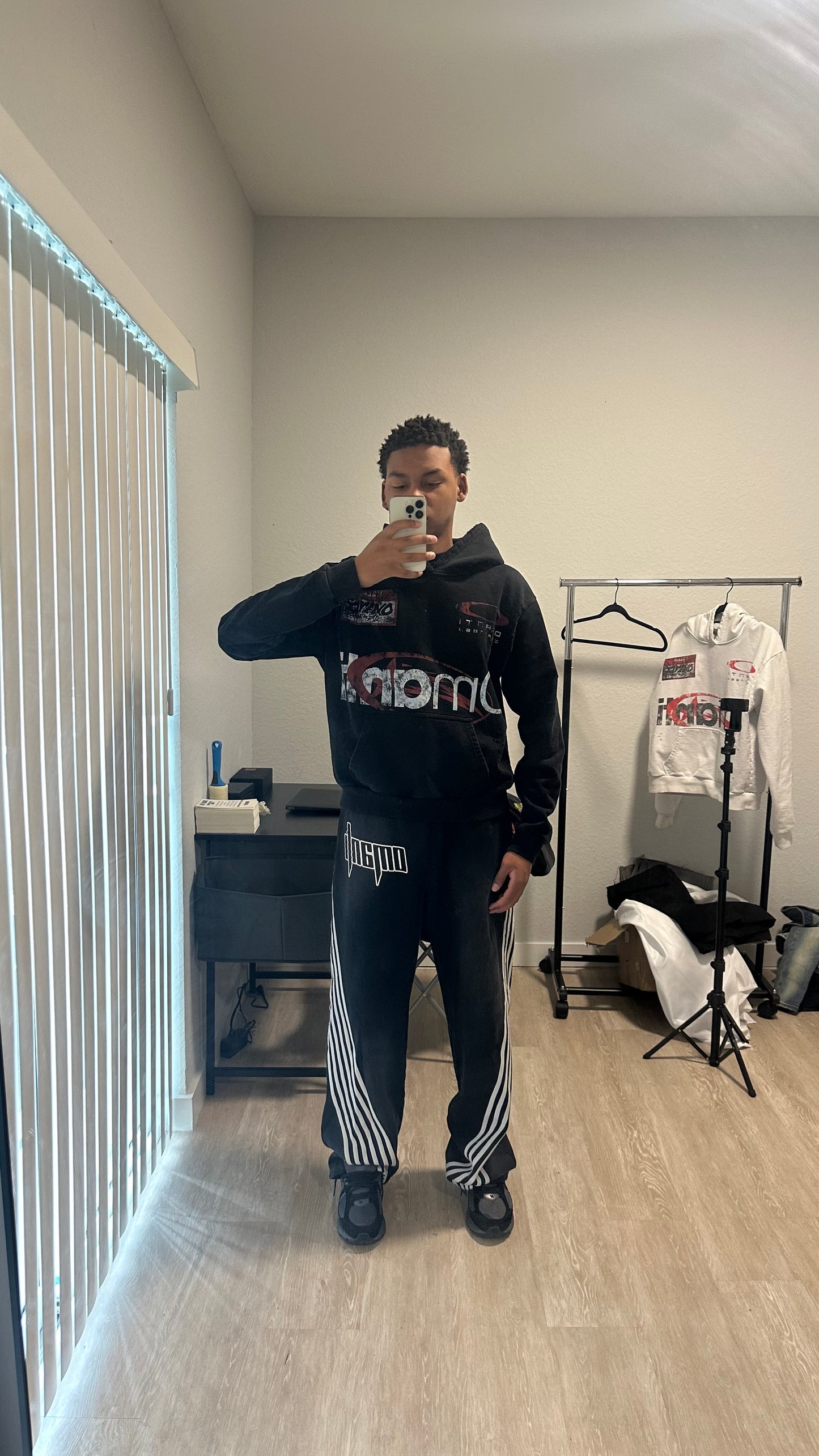 HELLO DISTRESSED HOODIE BLACK